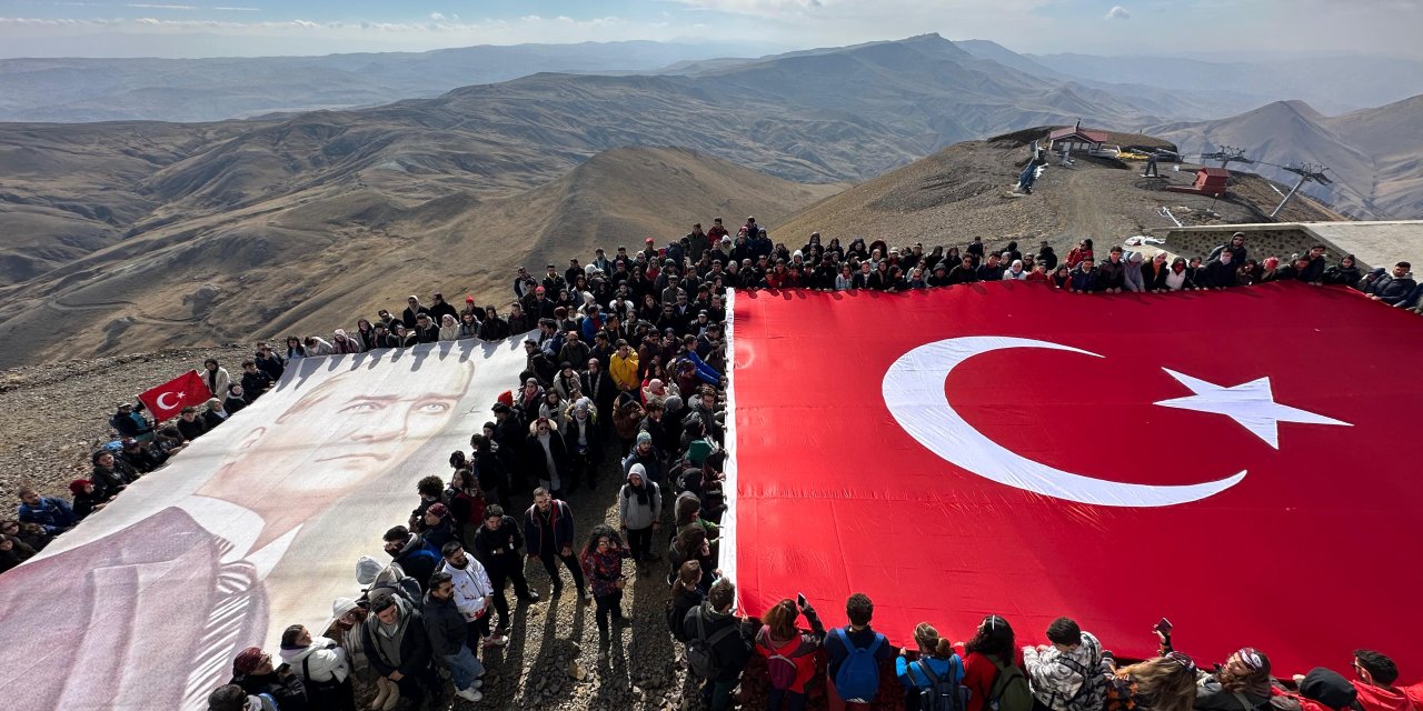 Öğrencilerden Palandöken'e Cumhuriyet Tırmanışı