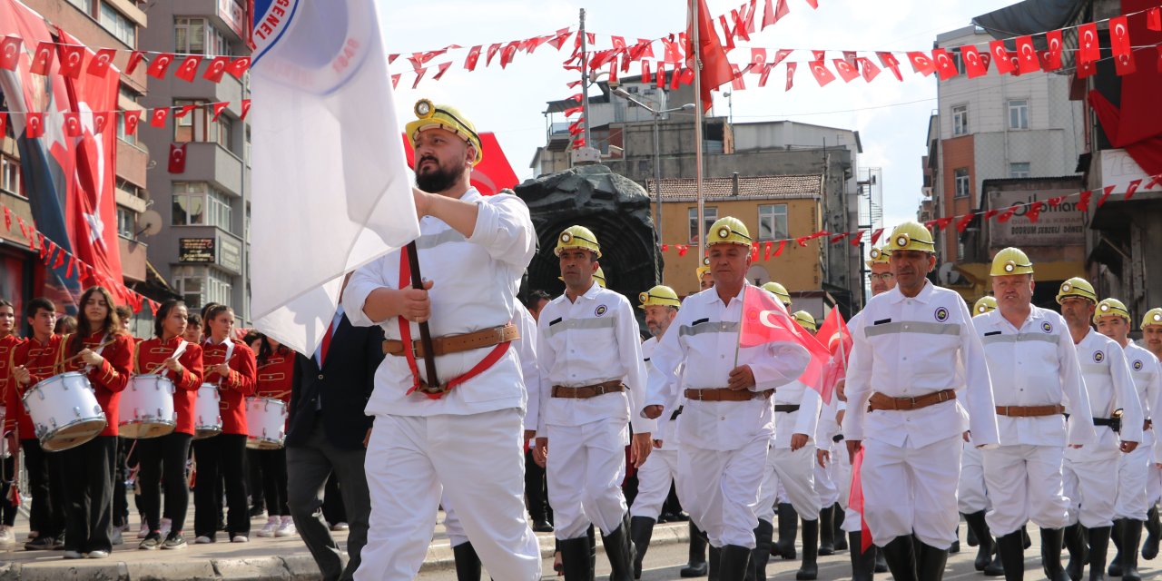 Zonguldak'ta Cumhuriyet Coşkusu; Vatandaşlar Alana Sığmadı