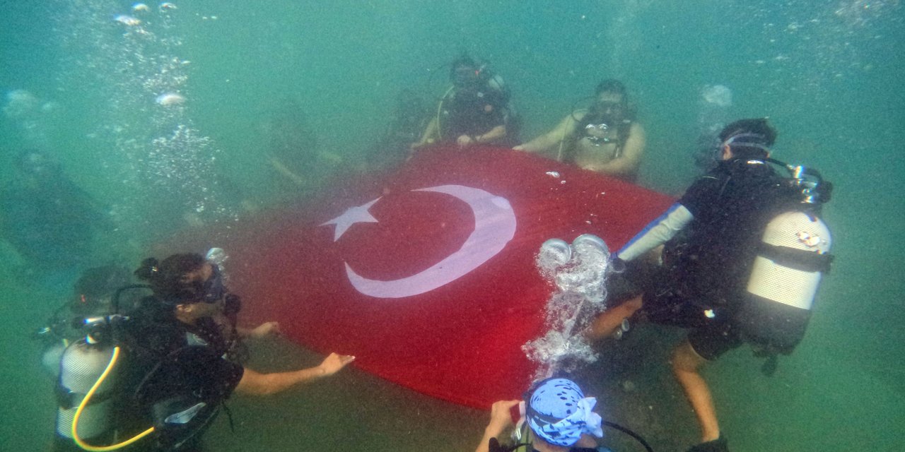 Cumhuriyet'in 100'üncü Yılını Sualtında Kutladılar