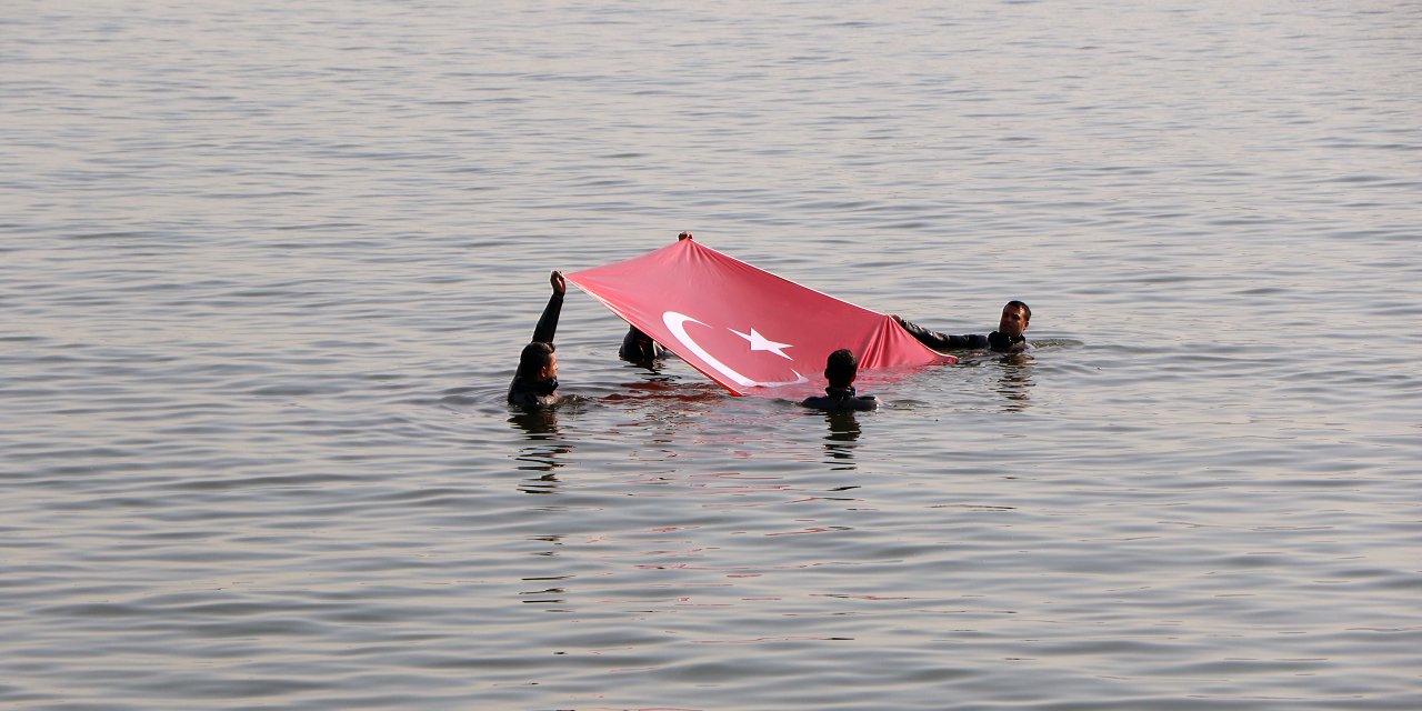 Sahil Güvenlik Ekipleri, 100'üncü Yılda Denizde Türk Bayrağı Açtı