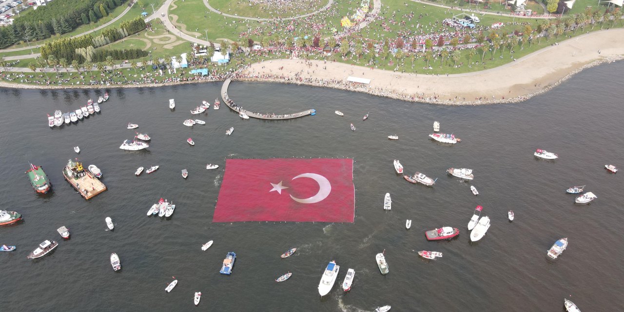 Cumhuriyet’in 100’üncü Yılı Kutlamalarında Denizde 1923 Metrekarelik Bayrak Açıldı
