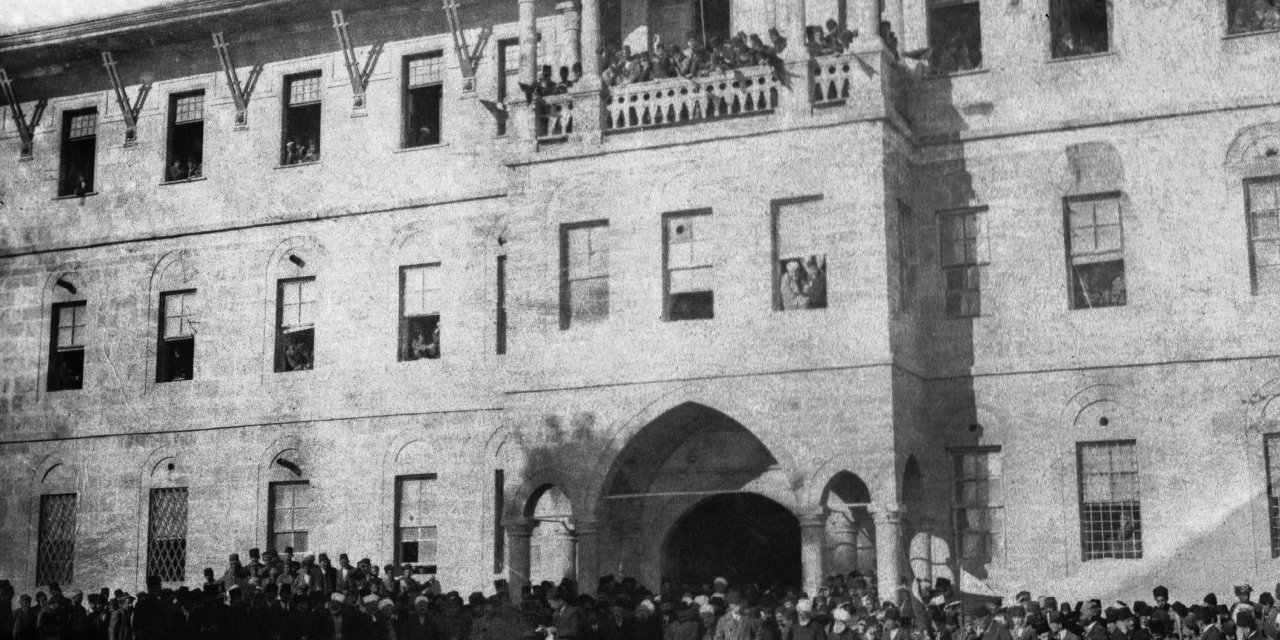Sivas'ta 100 Yıl Önce Kutlama Yapılırken Çekilen Fotoğraf, Aynı Yerde Canlandırıldı