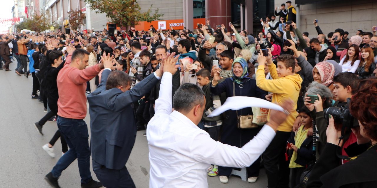 Erzurum'da Bin Kişiyle 'Cumhuriyet Barı'