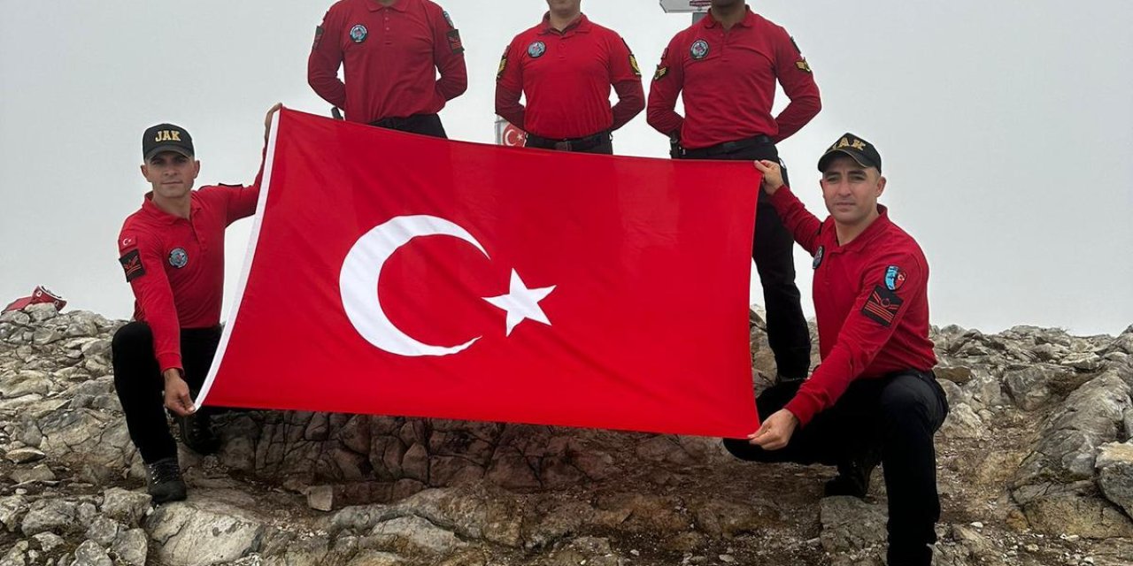 Jak Timleri, Uludağ’ın Zirvesinde Türk Bayrağını Dalgalandırdı