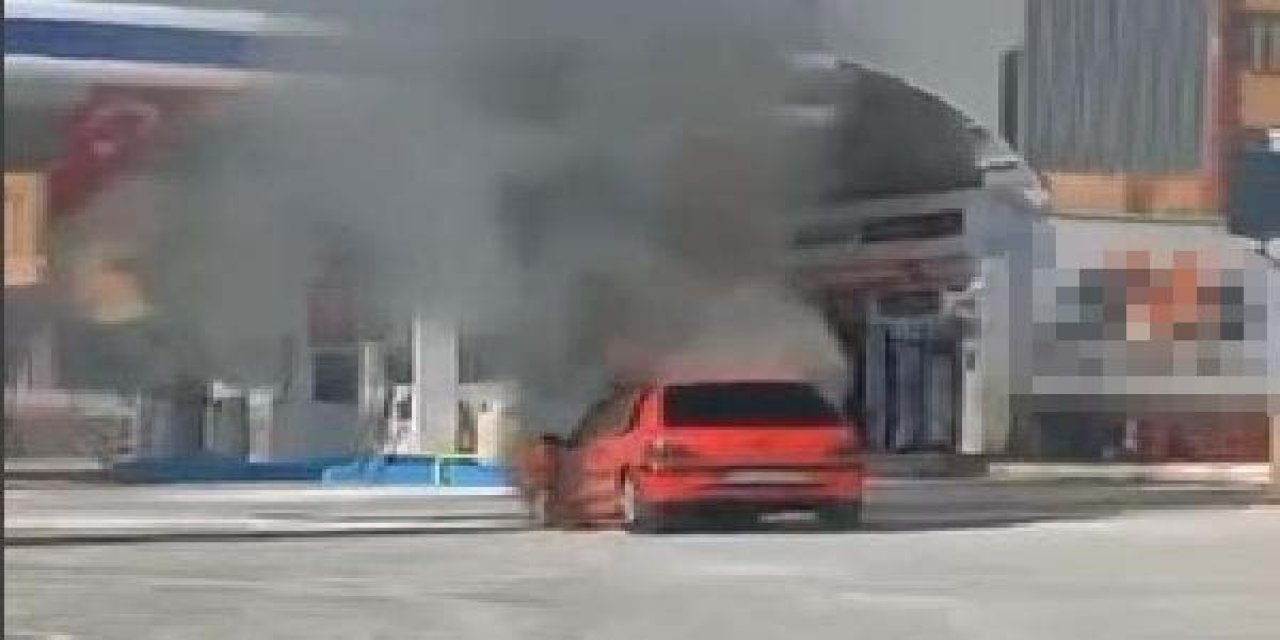 Akaryakıt İstasyonundaki Otomobil Alev Aldı; O Anlar Kamerada
