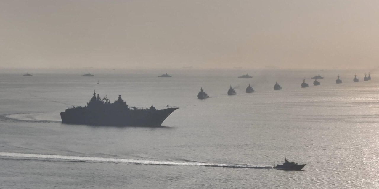 İstanbul Boğazı'nda Türk Donanması Coşkusu