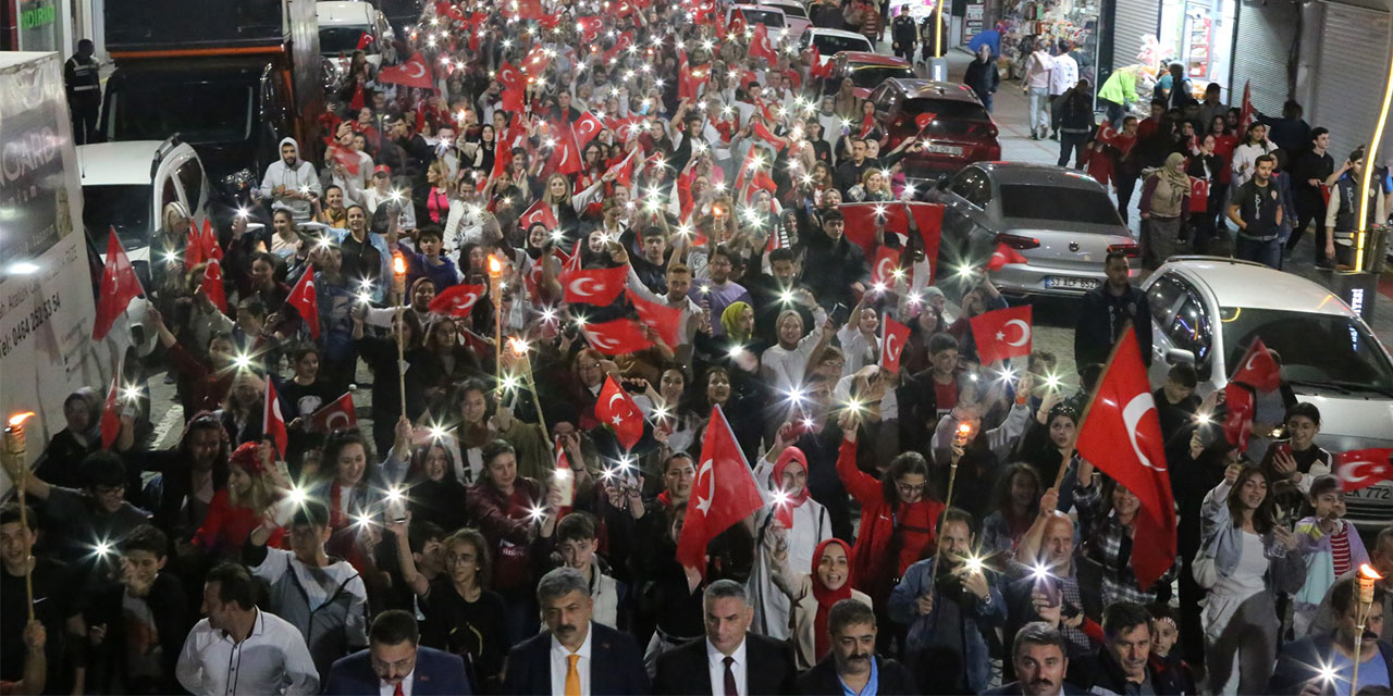 Rize'de Cumhuriyet'in 100. yılı fener alayıyla kutlandı