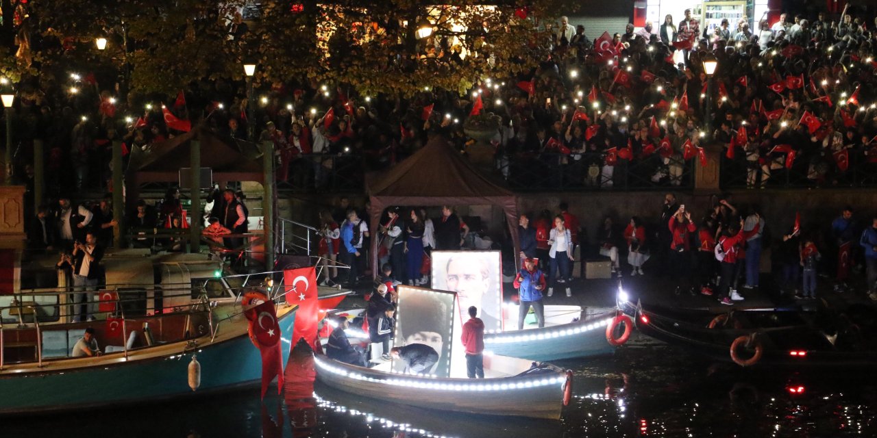 Eskişehir’de Cumhuriyet’in 100’üncü Yılına Özel, Gondollarla Fener Alayı