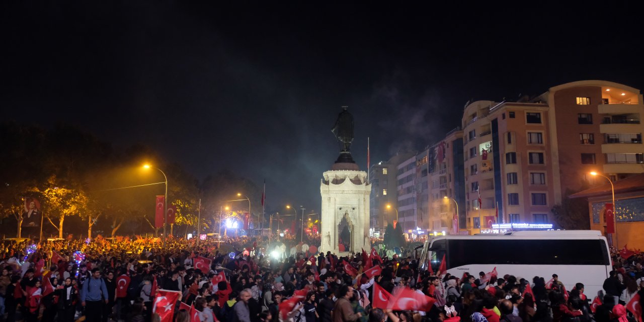 Konya'da On Binlerce Kişi Atatürk Anıtında Cumhuriyet'in 100'üncü Yılını Kutladı