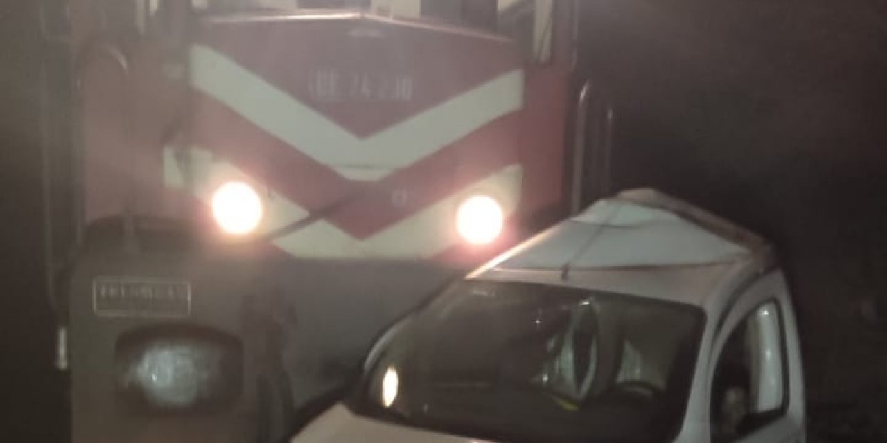 Malatya'da Yük Treni Hemzemin Geçitte Çarptığı Aracı 3 Kilometre Sürükledi: 1 Yaralı