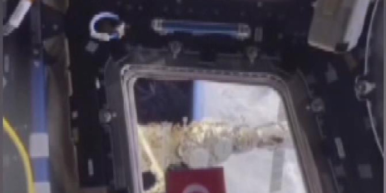 Rus Kozmonot Cumhuriyet'in 100. Yılını Uzay Mekiğinin Camına Türk Bayrağı Asarak Kutladı