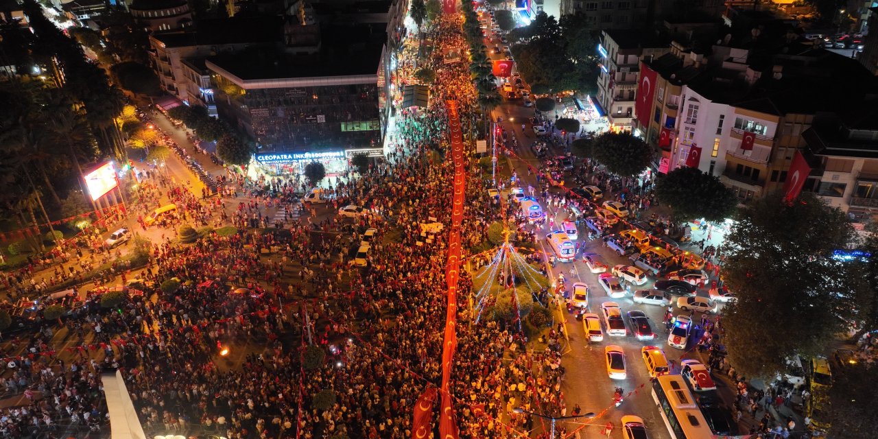 Alanya’da 100'üncü Yıl Kutlamalarında Funda Arar Rüzgarı