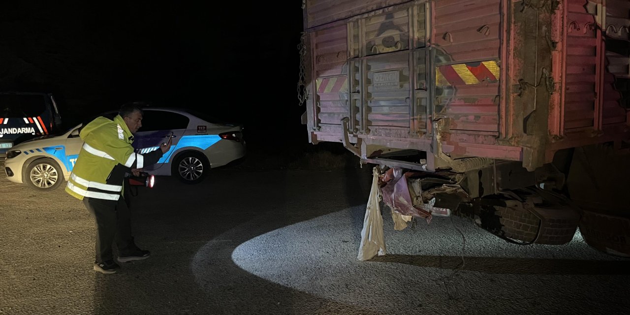 Kamyona Çarpan Otomobildeki 2 Kişi Hayatını Kaybetti