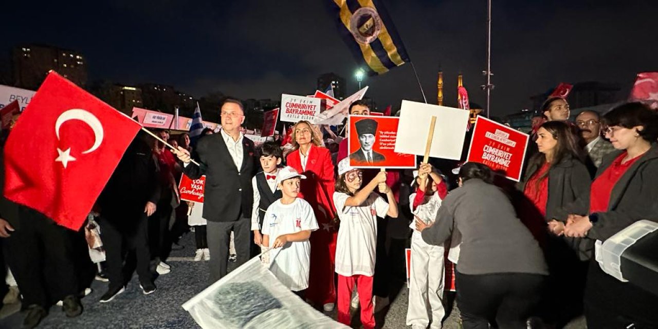 Beylikdüzü'nde Kortej Ve Konserle 100. Yıl Coşkusu