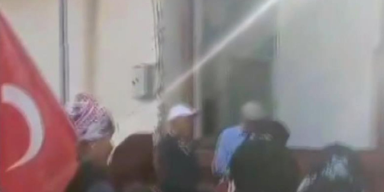 Köylü Kadınlar Çocukken Ezberledikleri Şiirlerle Cumhuriyeti Kutladı