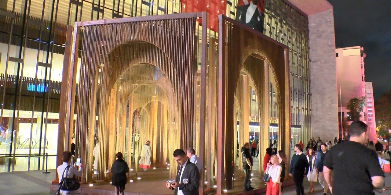 'Açık Yapıt' Cumhuriyetin 100. Yılında Akm'de Sergileniyor