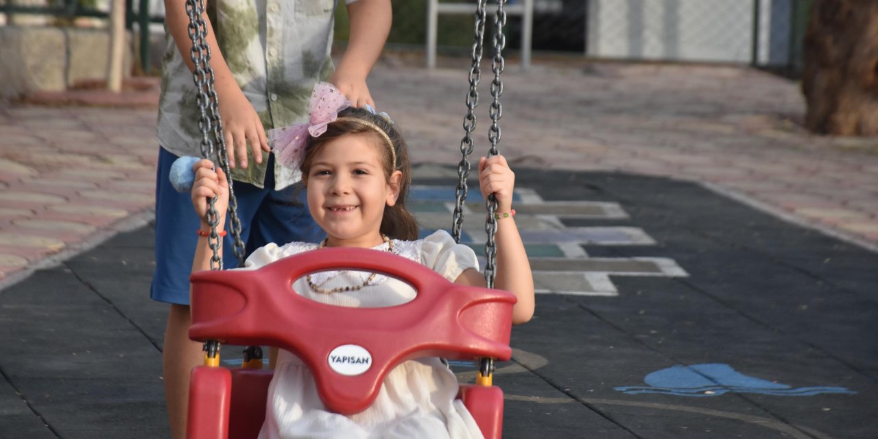 İzmir Depreminin Simgesi Ayda, Annesinin Adının Verildiği Parkta Oynuyor