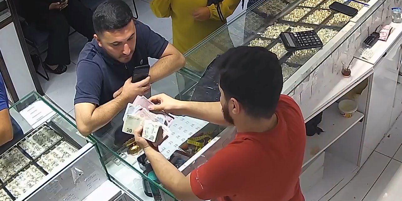 'Sazan Sarmalı' İle Yapılan Vurgunda Şebeke Liderinin Para Ve Altınları Teslim Aldığı Anlar Kamerada