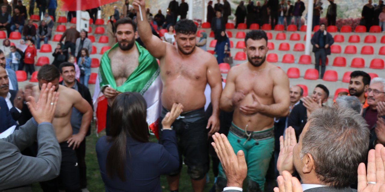 100'üncü Cumhuriyet Karakucak Güreşleri'nin Başpehlivanı Fatih Yaşarlı Oldu