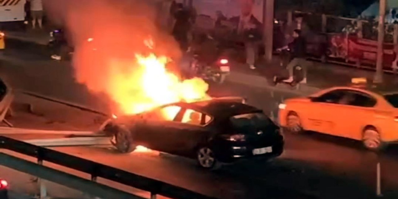 Avcılar'da Kaza Sonrası Yanan Otomobili Bırakıp Kaçtılar