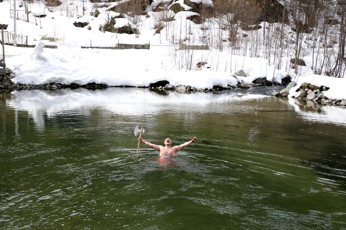 Rizeli dağcı Kaçkarlar'da bir kısmı buz tutan gölde yüzdü