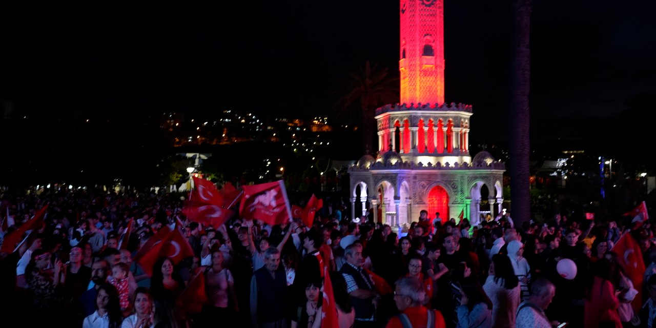 İzmir’deki Tarihi Saat Kulesine ‘Yüz Akıyla 100 Yıl’ Dijital Sergisi Yansıtıldı