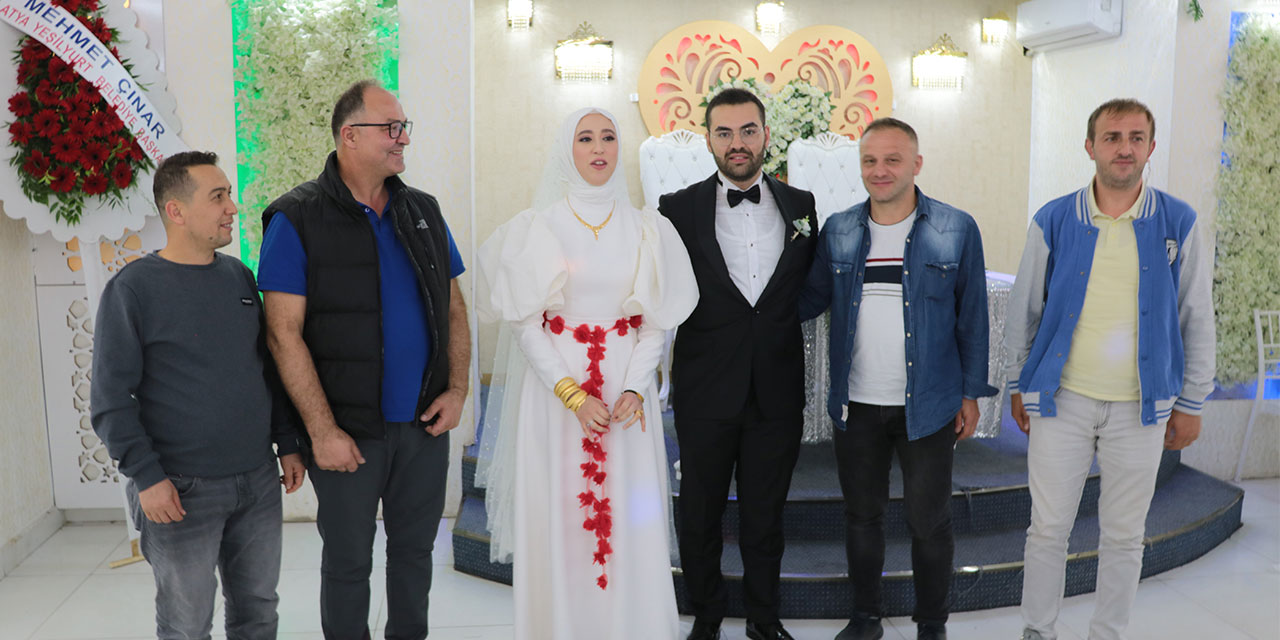 Genç kızın ailesinin cenazesini enkazdan çıkaran Rize ekibi genç kızın düğününe de katıldı