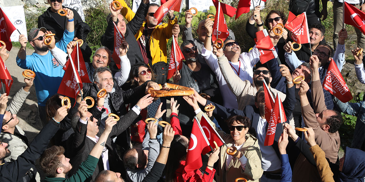 Rize'de israf ve sıfır atığa dikkat çekmek amacıyla 2,5 kilonun üzerinde simit yapıldı