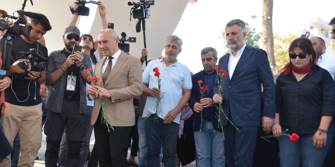 İzmir'de Depremin 3'üncü Yıl Dönümünde Hayatını Kaybeden 117 Kişi Anıldı