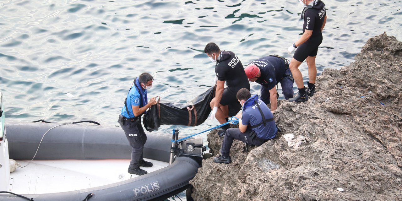 Antalya'da Falezlerdeki Kayalıkta Kadın Cesedi Bulundu