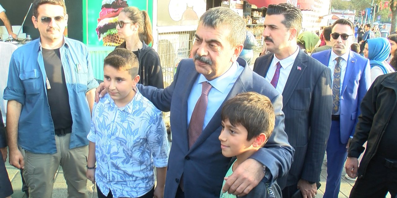 Bakan Yusuf Tekin Eğitim Sisteminin 100 Yıllık Hikayesini Anlatan Gezici Tır'ı Ziyaret Etti