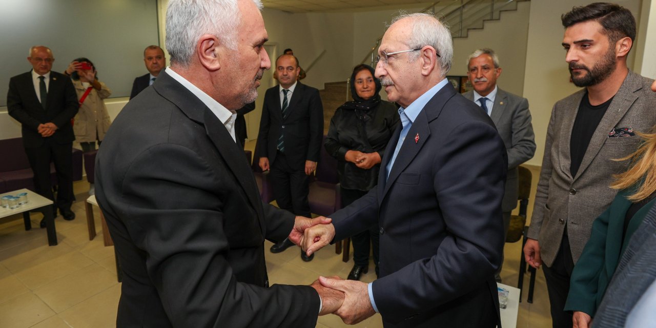 Kılıçdaroğlu, Chp'li Eski Milletvekili Nihat Yeşil'e Taziye Ziyaretinde Bulundu