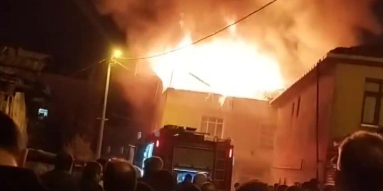 Arnavutköy'de 3 Katlı Binanın Çatısı Alev Alev Yandı