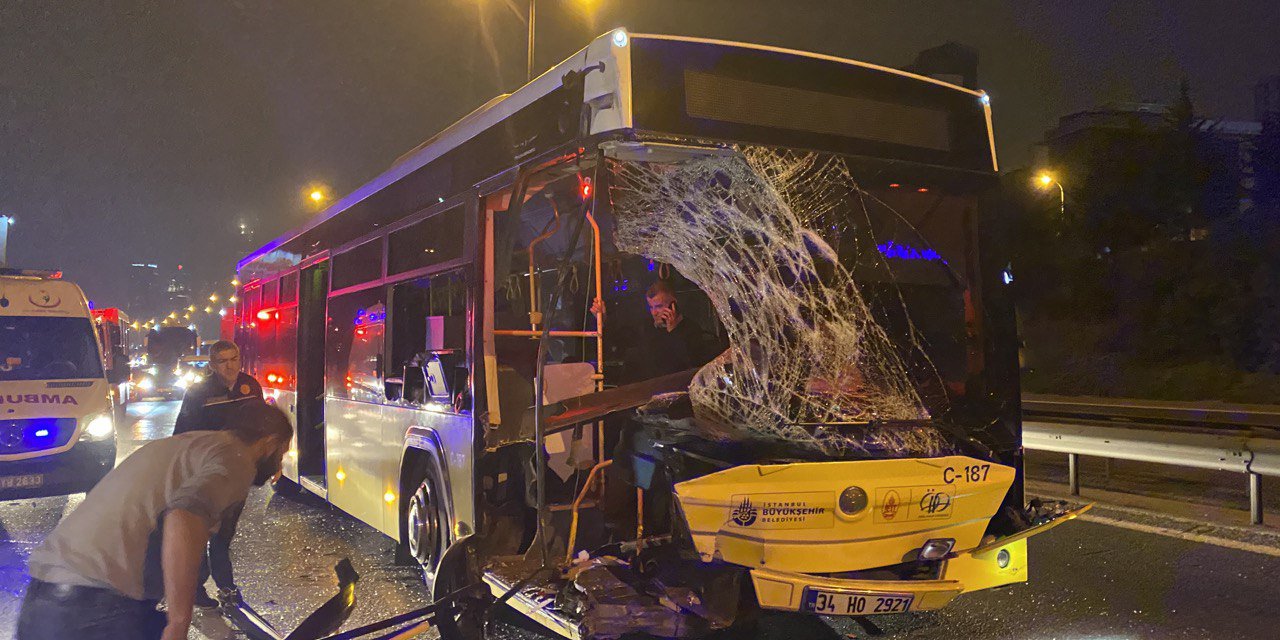 Ataşehir'de İett Otobüsü, Emniyet Şeridindeki Minibüse Çarptı: 2 Yaralı