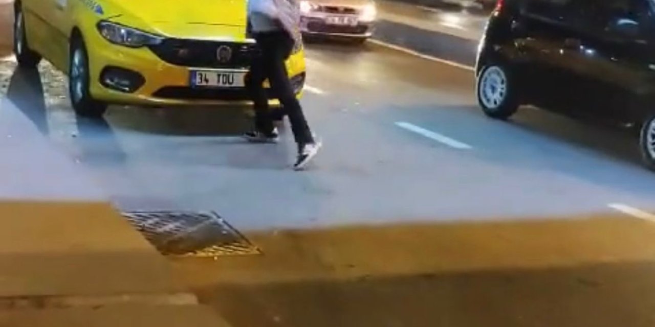 Bakırköy'de İndirildiği Otobüse Tekme Attı; Taksinin Camlarını Kırdı