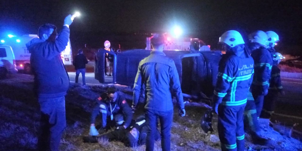 Takipteki Minibüs Polis Araçlarına Çarpıp Takla Attı: 6'sı Polis 9 Yaralı