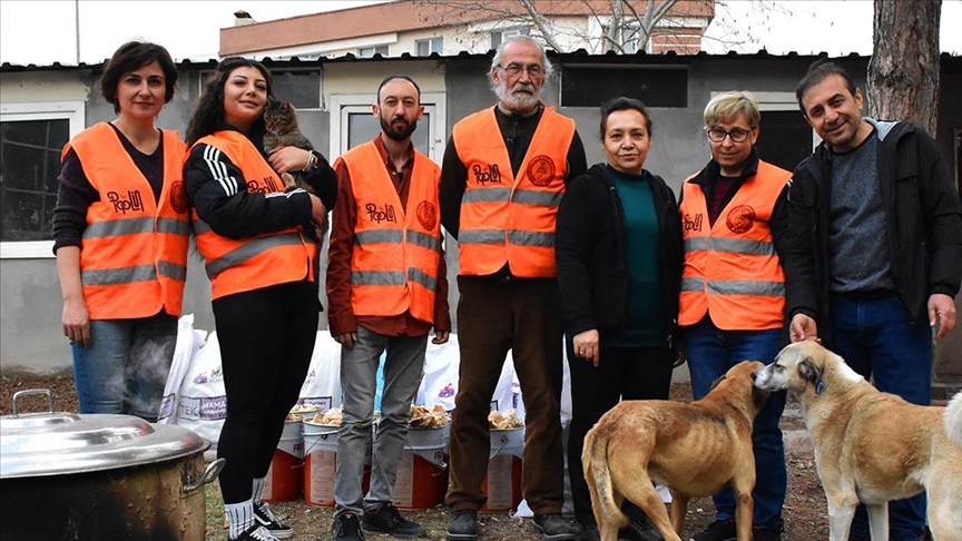 Eskişehirli hayvanseverler deprem bölgesindeki sahipsiz hayvanlara 1,5 ton mama ulaştırdı