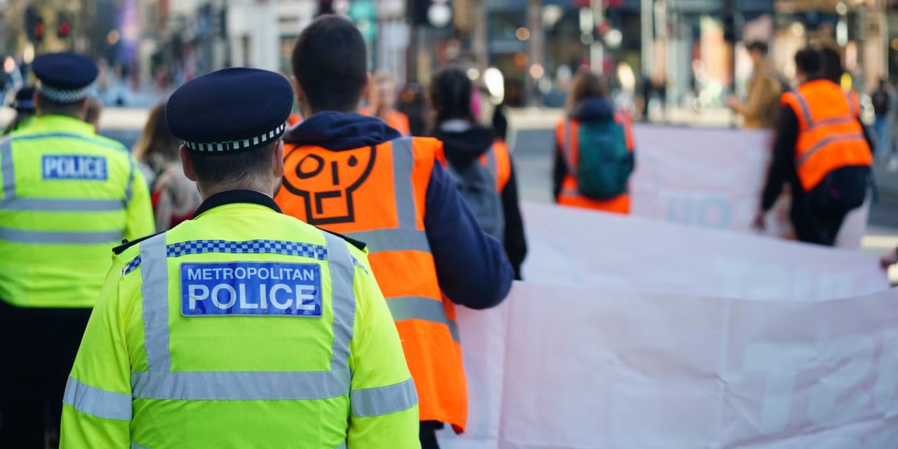 İsrailli Esirlerin Posterini İndiren İki İngiliz Polisiyle İlgili Açıklama