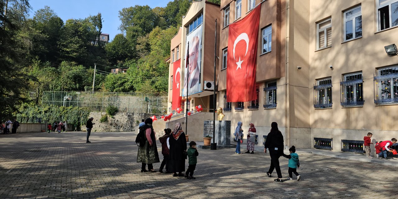 Okuldaki Cumhuriyet Kutlamasında Yakılan Meşalenin Aleviyle 3 Veli Yaralandı