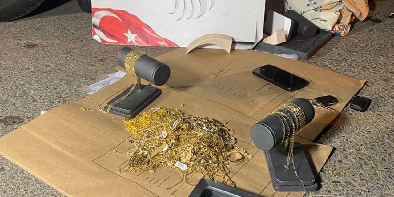 Kuyumcuyu Soyup 15 Dakikada Yakalandılar; Kar Maskeli 4 Şüpheli Kamerada