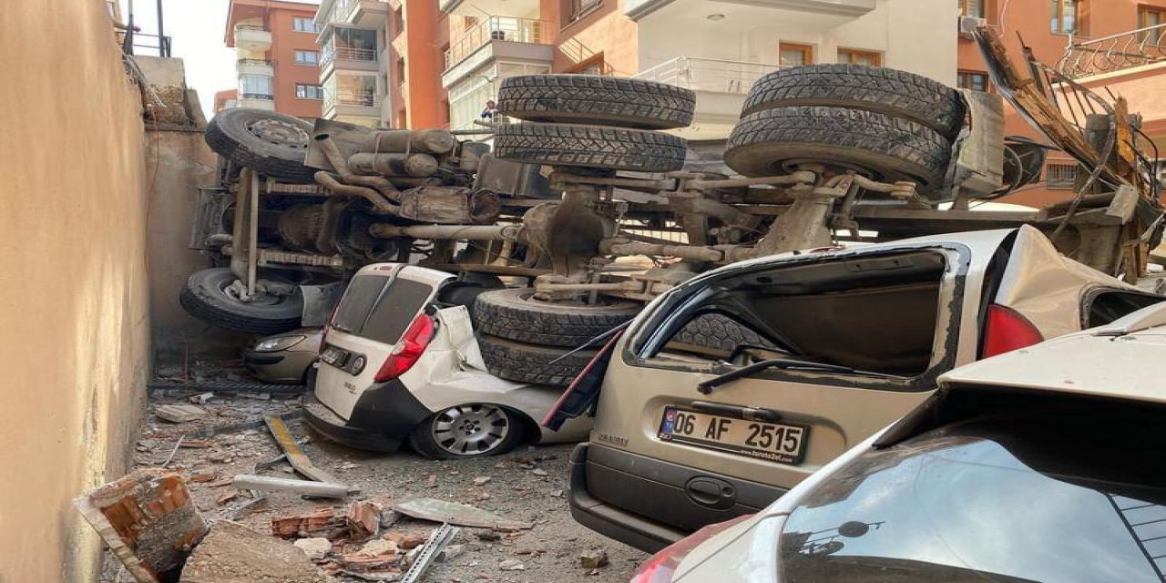 Beton Mikseri Otoparka Devrildi; 4 Araç Hurdaya Döndü