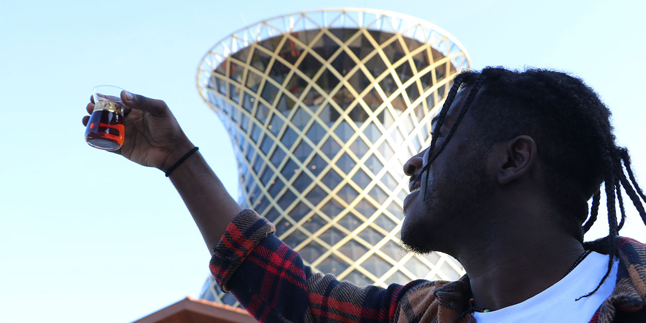 Rize'nin Ganalı Laz uşağı, 100. yıla özel Rizelilere çay dağıttı