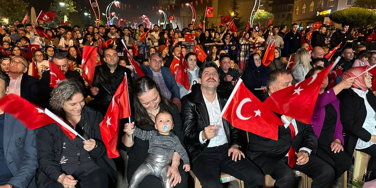 Şarkıcı Betül Demir, Cumhuriyet'in 100'üncü Yılında Bartınlıları Coşturdu