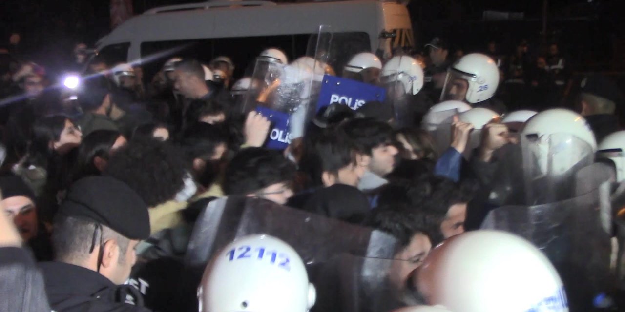 Eskişehir'de Polis Ve Yürüyüş Yapan Öğrenciler Arasında Arbede: 5 Polis Yaralandı