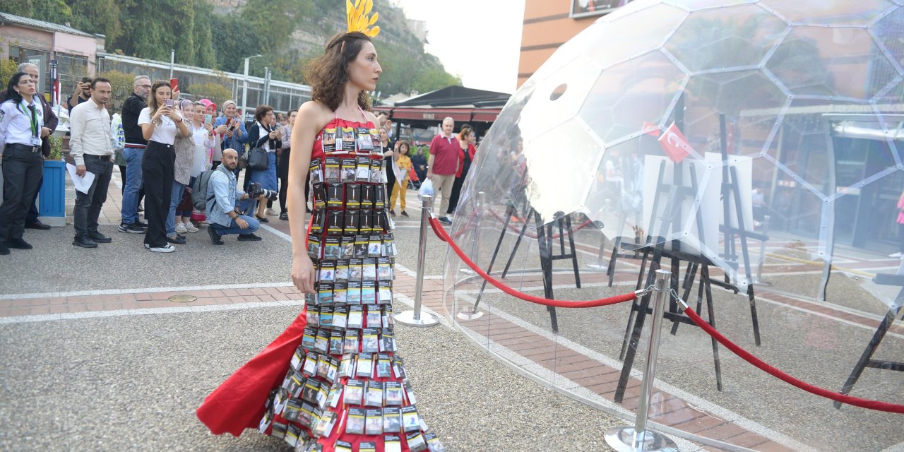 Kanser Hastası Kadınlar, Kızlarıyla Kanserojen Maddelerden Tasarlanan Kıyafetlerle Podyuma Çıktı