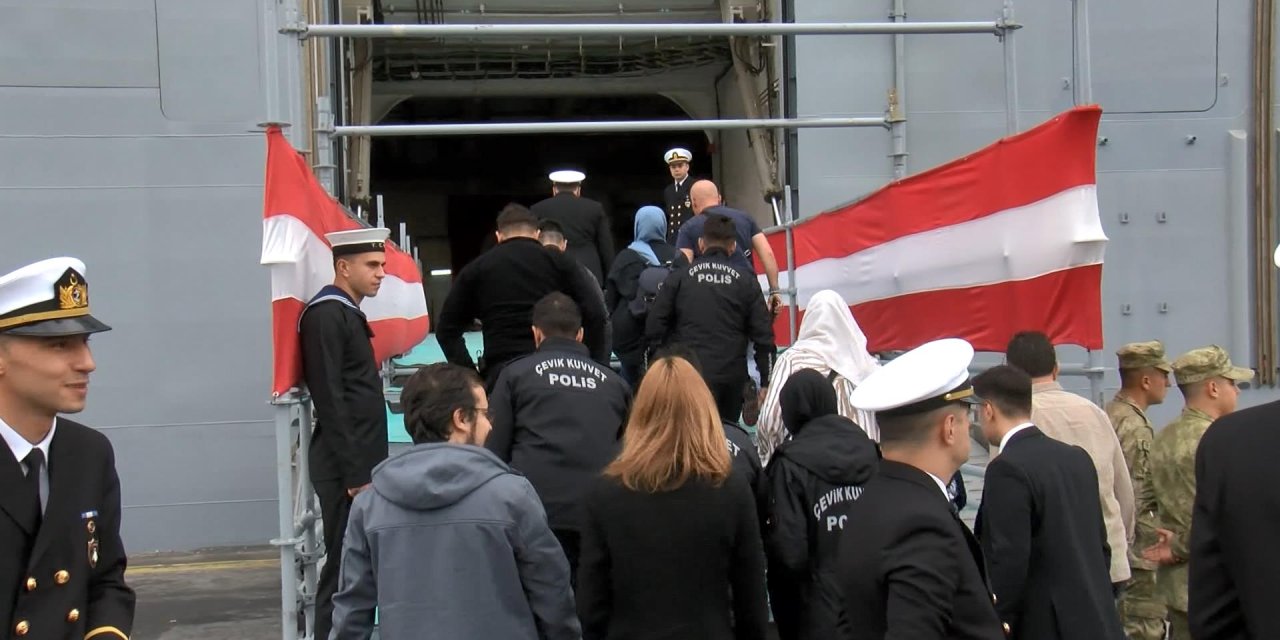 Sarayburnu Limanı'na Demirleyen Tcg Anadolu Gemisi Ziyarete Açıldı