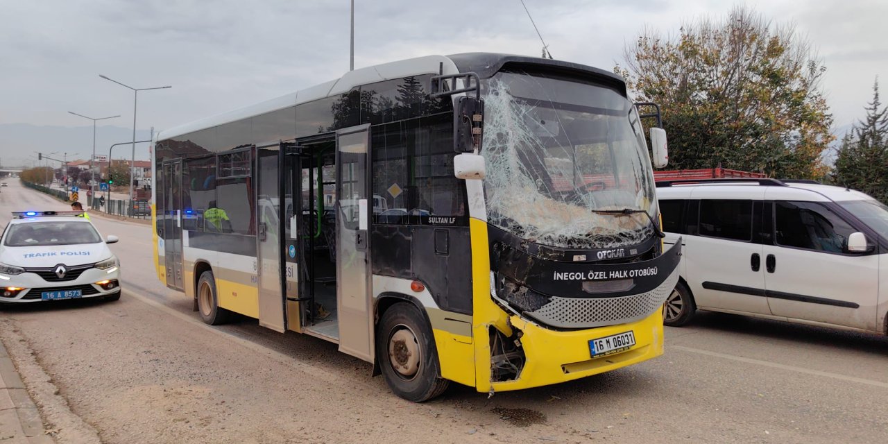 Aynı Yöne Giden Halk Otobüsleri Çarpıştı: 3 Yaralı