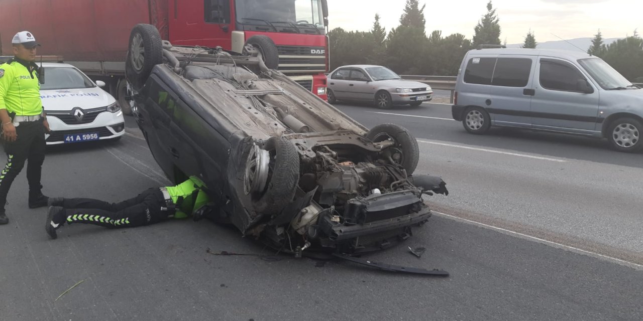 Tem'de Takla Atan Otomobildeki 3 Kişi Yaralandı