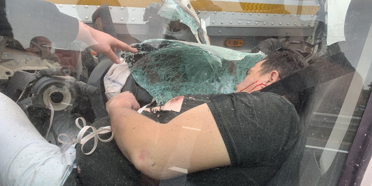 Çekmeköy'de Hafif Ticari Araç Tır'a Arkadan Çarptı: 1 Yaralı