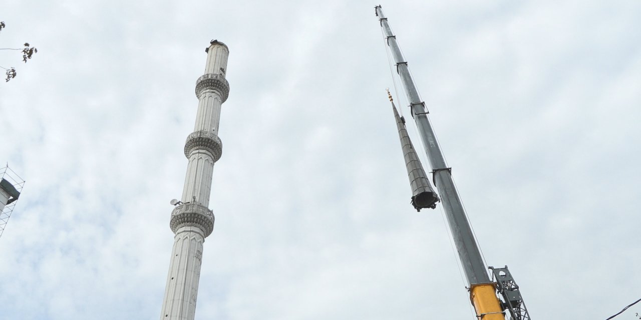 Bahçelievler'de 85 Metrelik Minareler Deprem Riskine Karşın Sökülerek Kısaltıldı